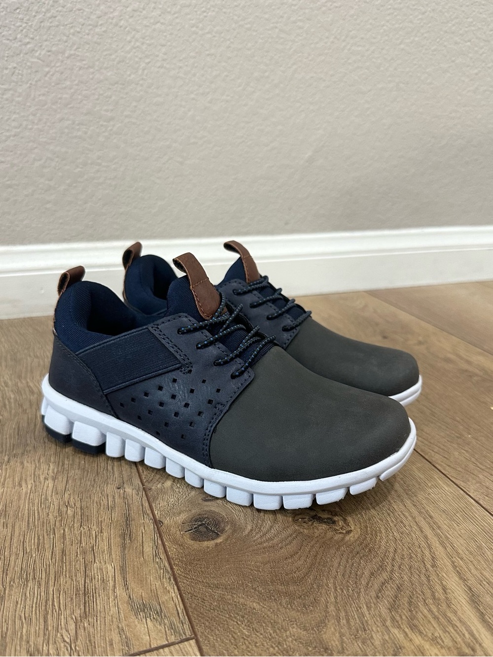 NoSox kids betts tennis shoes boys- size 13.5
